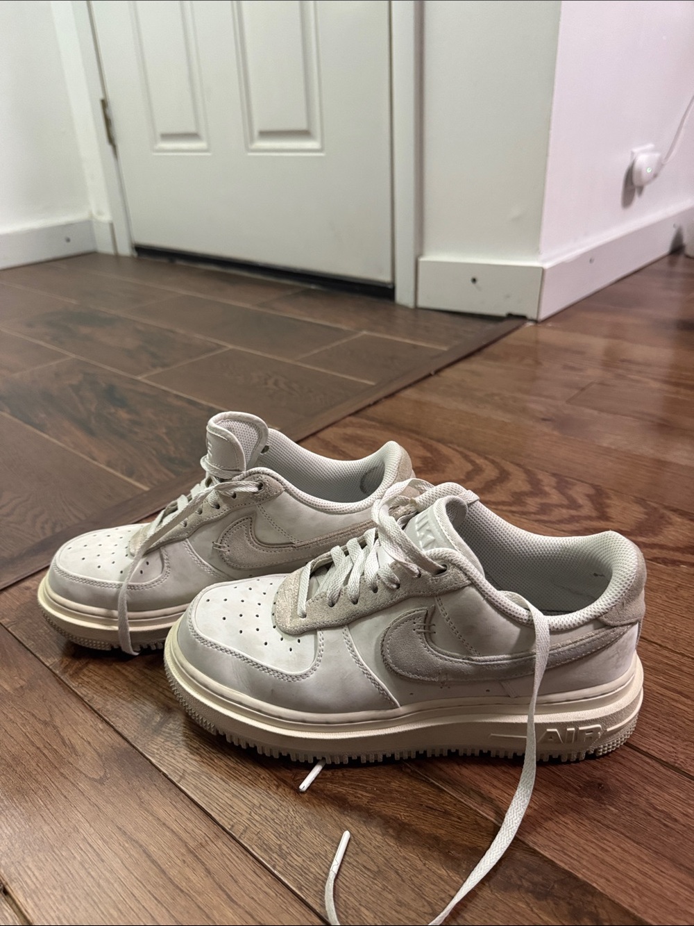 Nike Air Force 1 Luxe